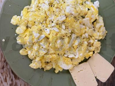 Kiaušiniai su trumų aliejumi pagrindine nuotrauka