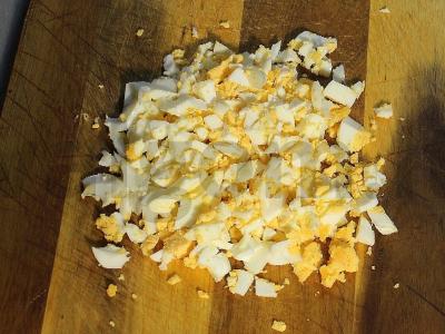 Sluoksniuotas salotas su kumpiu ir sūriu Žingsnis 3