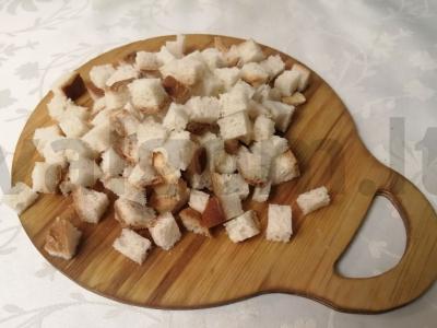 Salotas su krevetėmis „A-la Caesar“ ir džiovintais česnakais Žingsnis 1