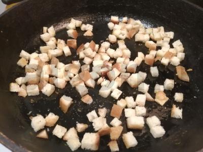 Salotas su krevetėmis „A-la Caesar“ ir džiovintais česnakais Žingsnis 2