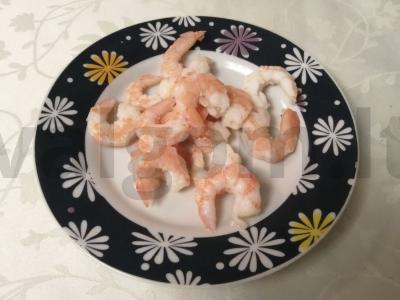 Salotas su krevetėmis „A-la Caesar“ ir džiovintais česnakais Žingsnis 3