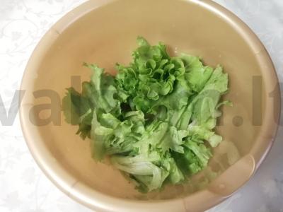 Salotas su krevetėmis „A-la Caesar“ ir džiovintais česnakais Žingsnis 6