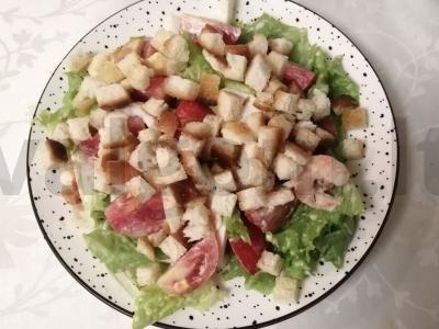 Salotas su krevetėmis „A-la Caesar“ ir džiovintais česnakais Žingsnis 11