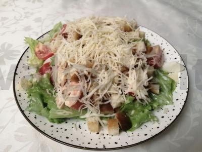 Salotas su krevetėmis „A-la Caesar“ ir džiovintais česnakais pagrindine nuotrauka