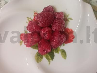 Juodasis arbata su rožių žiedlapiais, obuolių gabaliukais ir avietėmis Žingsnis 2