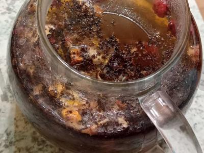 Juodasis arbata su rožių žiedlapiais, obuolių gabaliukais ir avietėmis Žingsnis 4