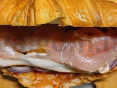 Keptas kruasanas pusryčiams su sūdyta šonine ir maasdam sūriu Žingsnis 4