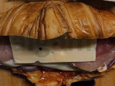 Keptas kruasanas pusryčiams su sūdyta šonine ir maasdam sūriu Žingsnis 5