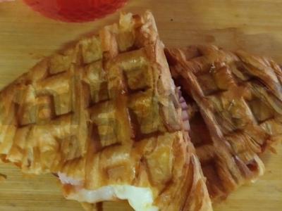 Keptas kruasanas pusryčiams su sūdyta šonine ir maasdam sūriu pagrindine nuotrauka