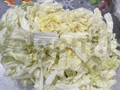 Salotos su krabų lazdelėmis ir džiovintais petražolėmis Žingsnis 1