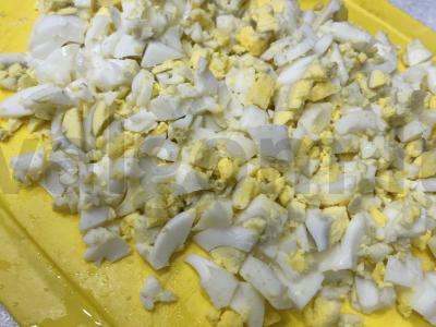 Salotos su krabų lazdelėmis ir džiovintais petražolėmis Žingsnis 2