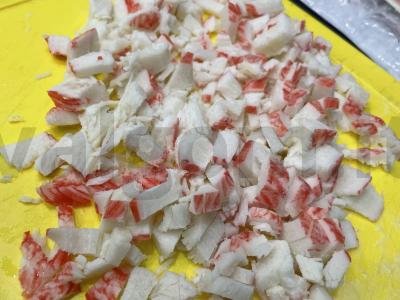 Salotos su krabų lazdelėmis ir džiovintais petražolėmis Žingsnis 3