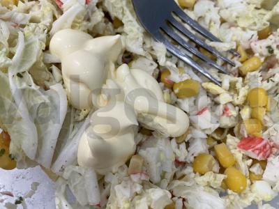 Salotos su krabų lazdelėmis ir džiovintais petražolėmis Žingsnis 6