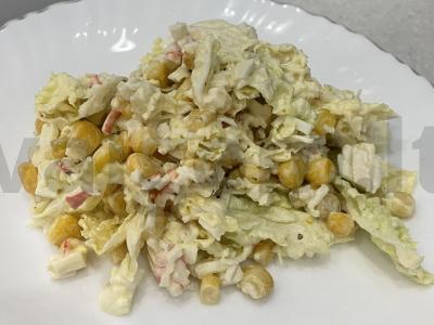 Salotos su krabų lazdelėmis ir džiovintais petražolėmis pagrindine nuotrauka