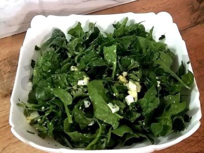 Salotos su špinatais ir kanapių aliejumi pagrindine nuotrauka