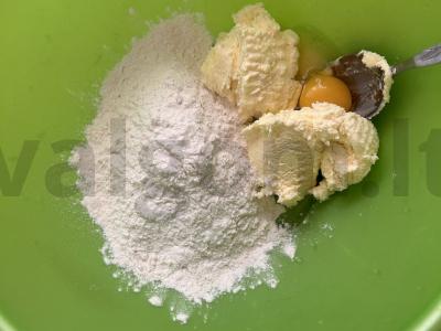 Grietinės pyragas ant smėlinio tešlos su miško uogomis Žingsnis 1