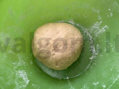 Grietinės pyragas ant smėlinio tešlos su miško uogomis Žingsnis 2