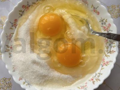 Grietinės pyragas ant smėlinio tešlos su miško uogomis Žingsnis 3