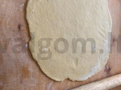 Grietinės pyragas ant smėlinio tešlos su miško uogomis Žingsnis 4