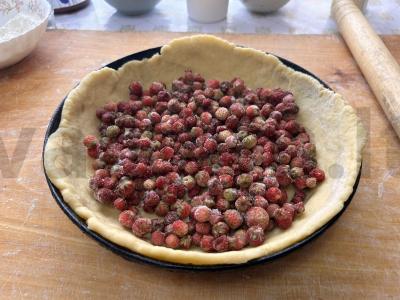 Grietinės pyragas ant smėlinio tešlos su miško uogomis Žingsnis 5