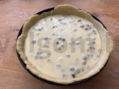 Grietinės pyragas ant smėlinio tešlos su miško uogomis Žingsnis 6