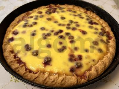 Grietinės pyragas ant smėlinio tešlos su miško uogomis pagrindine nuotrauka