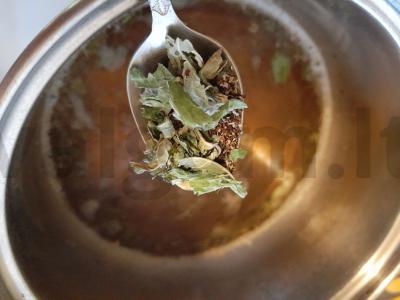 Imunitetą stiprinantis arbata su dobilų žiedais Žingsnis 5