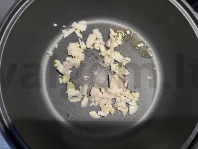 Makaronai su vištiena grietinėlės-sūrio padaže Žingsnis 1