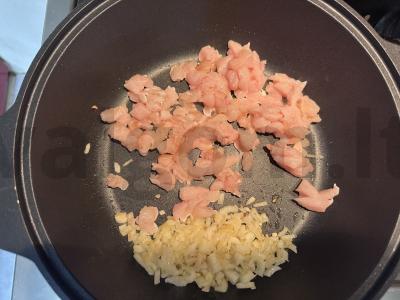 Makaronai su vištiena grietinėlės-sūrio padaže Žingsnis 2