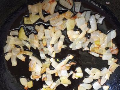 Kalmarai, troškinti grietinėje su kinoos garnyru Žingsnis 6