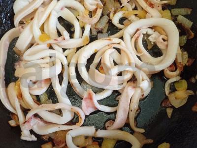 Kalmarai, troškinti grietinėje su kinoos garnyru Žingsnis 8