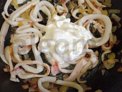 Kalmarai, troškinti grietinėje su kinoos garnyru Žingsnis 9