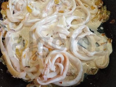 Kalmarai, troškinti grietinėje su kinoos garnyru Žingsnis 10