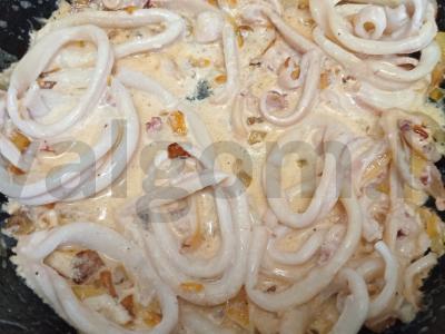 Kalmarai, troškinti grietinėje su kinoos garnyru Žingsnis 11