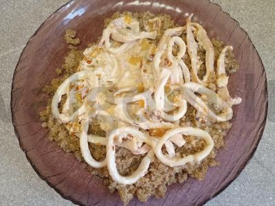 Kalmarai, troškinti grietinėje su kinoos garnyru Žingsnis 13