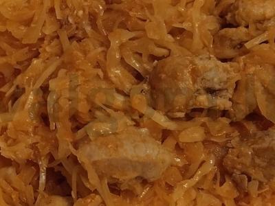 Kiaulienos šoninė, troškinta su kopūstais ir pomidorų pasta pagrindine nuotrauka