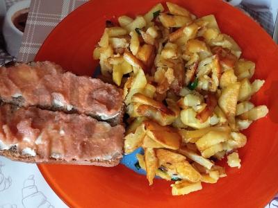 Kepta bulvė su žaliu svogūnu pagrindine nuotrauka