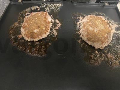 Namų burgeris su jautienos kotletu ir pomidoru Žingsnis 1