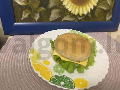 Namų burgeris su jautienos kotletu ir pomidoru pagrindine nuotrauka