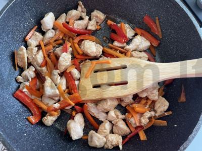 Sultinga funčozė pagal korėjietišką receptą su vištiena Žingsnis 4