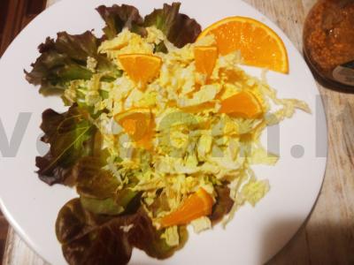 Atviras salotas iš Pekino kopūsto, apelsino, su vynuogėmis ir jalapeño pipirais Žingsnis 1