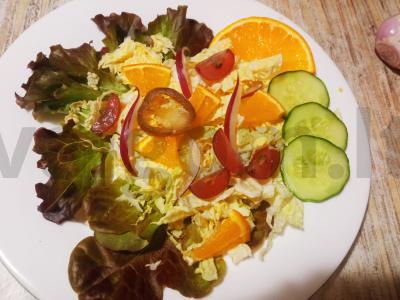 Atviras salotas iš Pekino kopūsto, apelsino, su vynuogėmis ir jalapeño pipirais Žingsnis 2