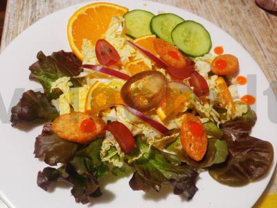 Atviras salotas iš Pekino kopūsto, apelsino, su vynuogėmis ir jalapeño pipirais pagrindine nuotrauka