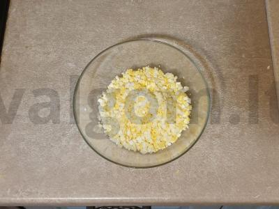 Olivje salotas su šviežiais agurkais Žingsnis 2