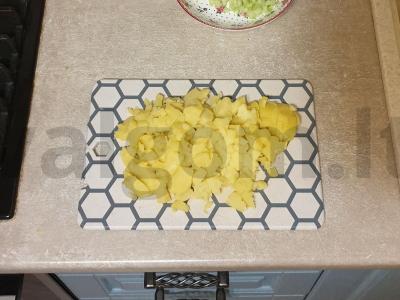 Olivje salotas su šviežiais agurkais Žingsnis 3