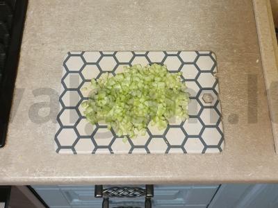 Olivje salotas su šviežiais agurkais Žingsnis 4