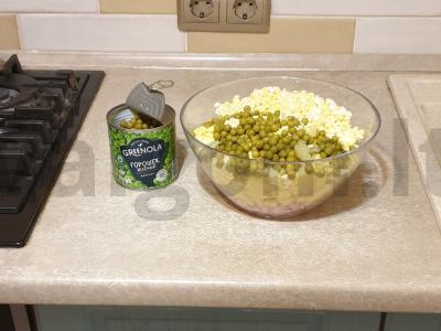 Olivje salotas su šviežiais agurkais Žingsnis 5