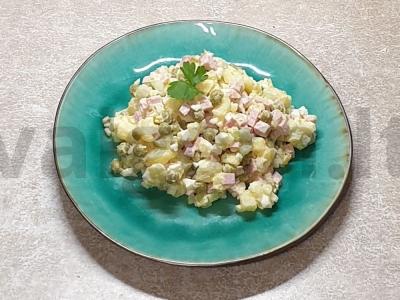 Olivje salotas su šviežiais agurkais pagrindine nuotrauka