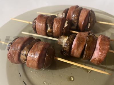 Šampinjonai su dešrelėmis ant iešmelių pagrindine nuotrauka