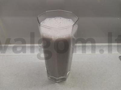 Pieninis kokteilis su juodaisiais serbentais pagrindine nuotrauka